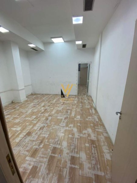 Tirane, jepet me qera zyre Kati 1, 200 m² 2.000 Euro (SELVIA)