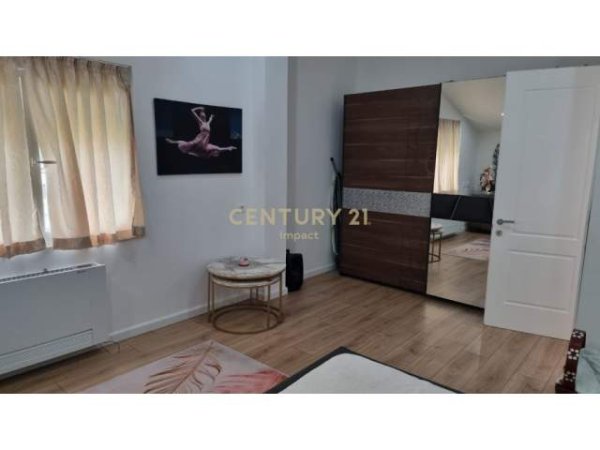 Tirane, jepet me qera Vile 4+1+BLK Kati 2, 780 m² 2.000 Euro (Vaqarr, Tirana)