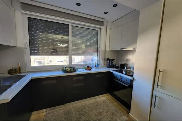 Tirane, jepet me qera apartament 1+1 70 m² 550 Euro