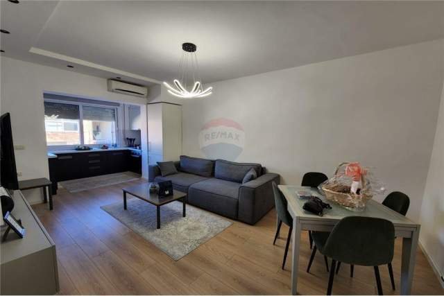 Tirane, jepet me qera apartament 1+1 Kati 5, 70 m² 550 Euro