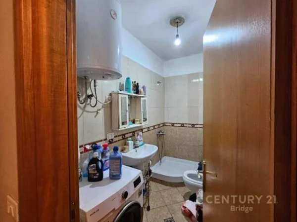 Tirane, shitet apartament 1+1 Kati 3, 84 m² 145.000 Euro (Komuna e Parisit)