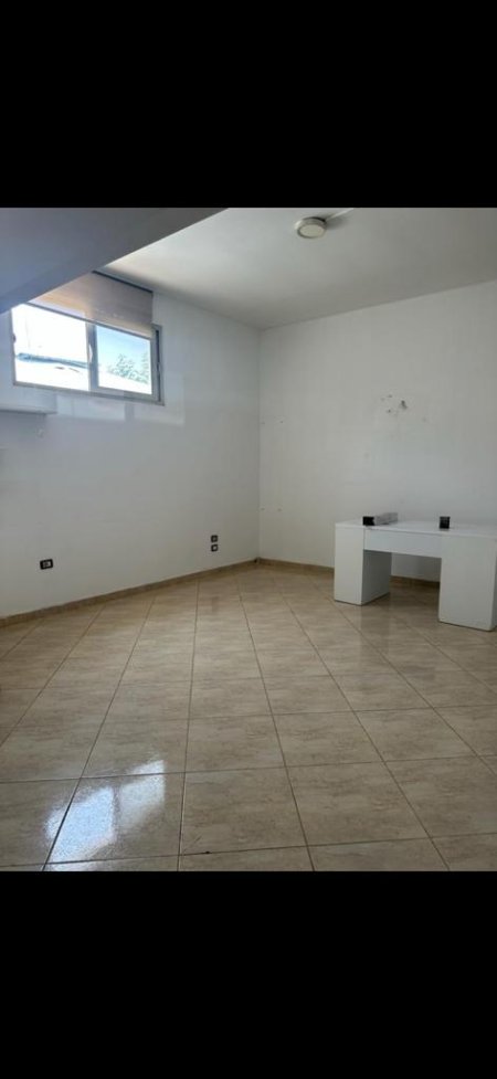 Tirane, jepet me qera 50 m² 50.000 Leke (Laprake)