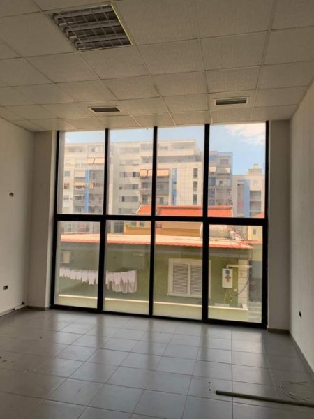 Tirane, jepet me qera 600 m² 3.000 Euro (Kamez)