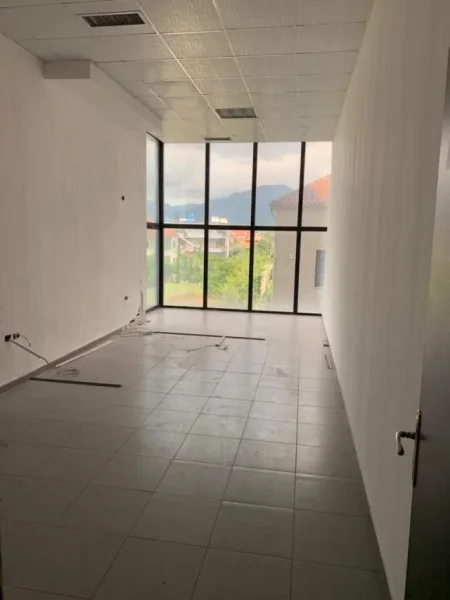 Tirane, jepet me qera 600 m² 3.000 Euro (Kamez)