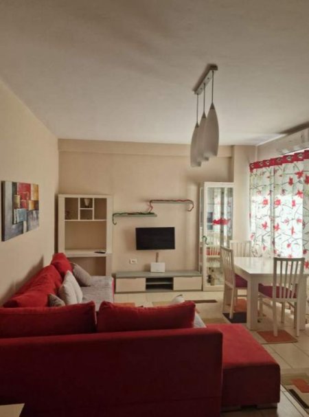 Tirane, jepet me qera apartament Kati 4, 70 m² 400 Euro (Komuna e Parisit)