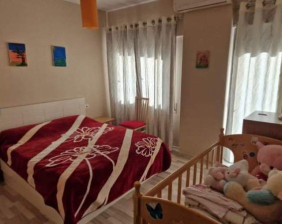 Tirane, jepet me qera apartament Kati 4, 70 m² 400 Euro (Komuna e Parisit)