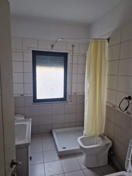 Tirane, jepet me qera apartament Kati 4, 70 m² 400 Euro (Komuna e Parisit)