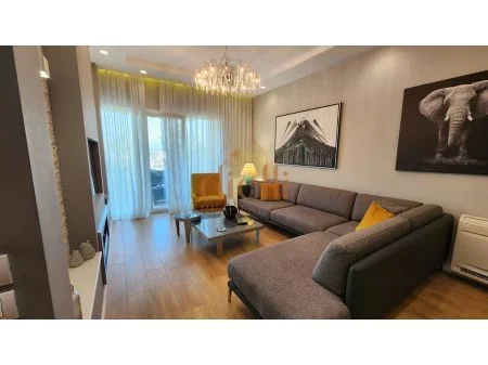 Tirane, jepet me qera apartament 2+1 Kati 1, 900 Euro (prane Xhamise)