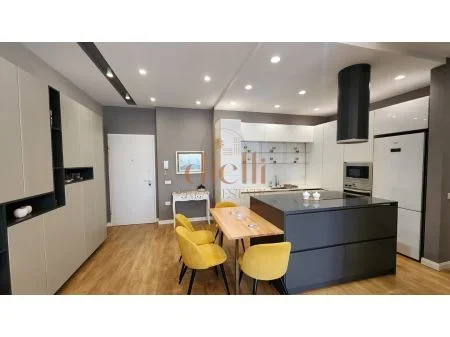 Tirane, jepet me qera apartament 2+1 Kati 1, 900 Euro (prane Xhamise)