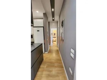 Tirane, jepet me qera apartament 2+1 Kati 1, 900 Euro (prane Xhamise)