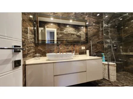 Tirane, jepet me qera apartament 2+1 Kati 1, 900 Euro (prane Xhamise)