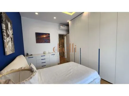 Tirane, jepet me qera apartament 2+1 Kati 1, 900 Euro (prane Xhamise)