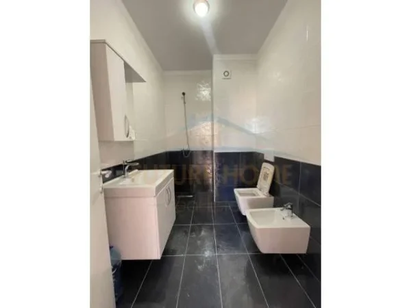 Tirane, jepet me qera apartament 2+1 Kati 3, 100 m² 500 Euro