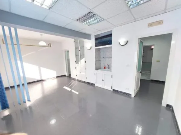 !DHENE!Durres, jepet me qera ambjent biznesi Kati 0, 94 m² 350 Euro (ne lulishten perpara Muzeumit te Deshmoreve, Durre)