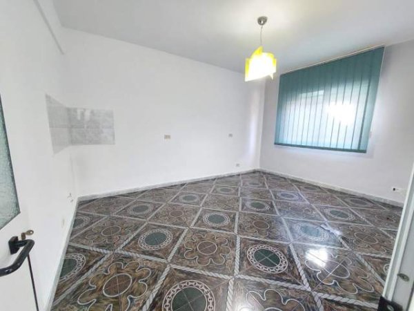 Durres, jepet me qera ambjent biznesi Kati 0, 94 m² 350 Euro (ne lulishten perpara Muzeumit te Deshmoreve, Durre)