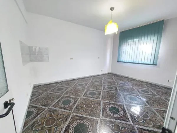 !DHENE!Durres, jepet me qera ambjent biznesi Kati 0, 94 m² 350 Euro (ne lulishten perpara Muzeumit te Deshmoreve, Durre)