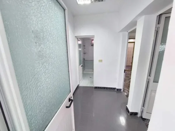 !DHENE!Durres, jepet me qera ambjent biznesi Kati 0, 94 m² 350 Euro (ne lulishten perpara Muzeumit te Deshmoreve, Durre)