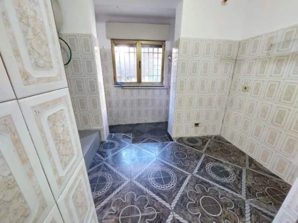 !DHENE!Durres, jepet me qera ambjent biznesi Kati 0, 94 m² 350 Euro (ne lulishten perpara Muzeumit te Deshmoreve, Durre)