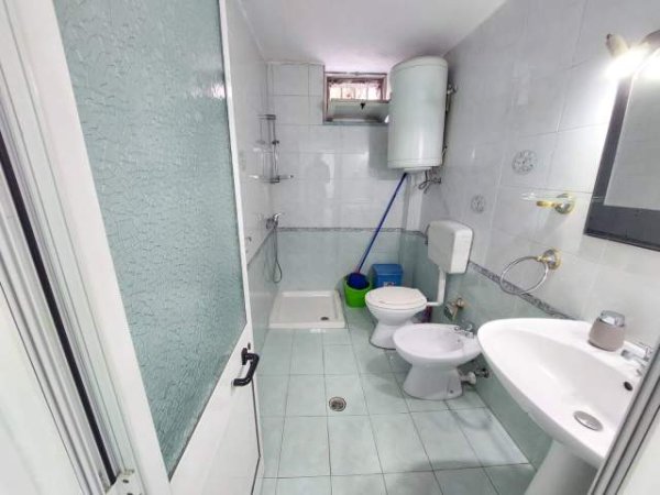 !DHENE!Durres, jepet me qera ambjent biznesi Kati 0, 94 m² 350 Euro (ne lulishten perpara Muzeumit te Deshmoreve, Durre)