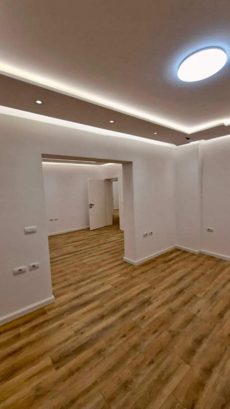 Tirane, jepet me qera ambjent biznesi Kati 3, 105 m² 1.350 Euro (Rruga Mine Peza)