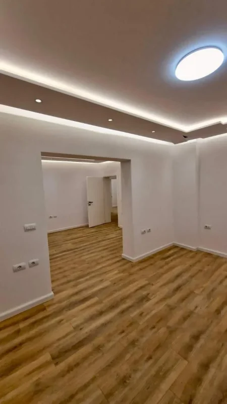 Tirane, jepet me qera ambjent biznesi Kati 3, 105 m² 1.350 Euro (Rruga Mine Peza)
