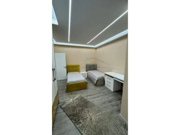 Tirane, jepet me qera apartament 3+1 Kati 1, 134 m² 800 Euro (Don Bosko)