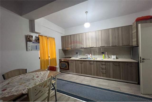 Tirane, jepet me qera apartament 2+1 Kati 1, 93 m² 40.000 Leke