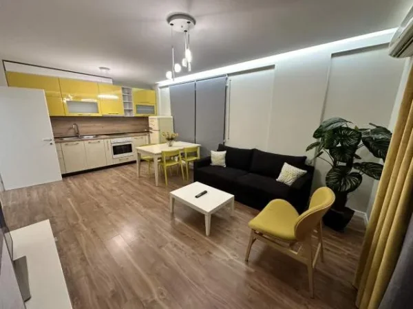 Tirane, jap me qera apartament 3+1+verande  Kati 2,  700 Euro (Rruga e Kavajes)