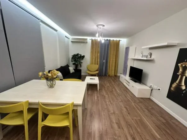 Tirane, jap me qera apartament 3+1+verande  Kati 2,  700 Euro (Rruga e Kavajes)