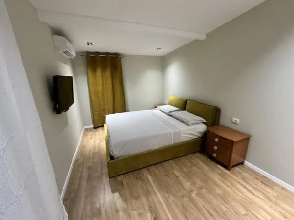 Tirane, jap me qera apartament 3+1+verande  Kati 2,  700 Euro (Rruga e Kavajes)