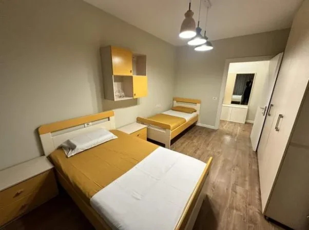 Tirane, jap me qera apartament 3+1+verande  Kati 2,  700 Euro (Rruga e Kavajes)