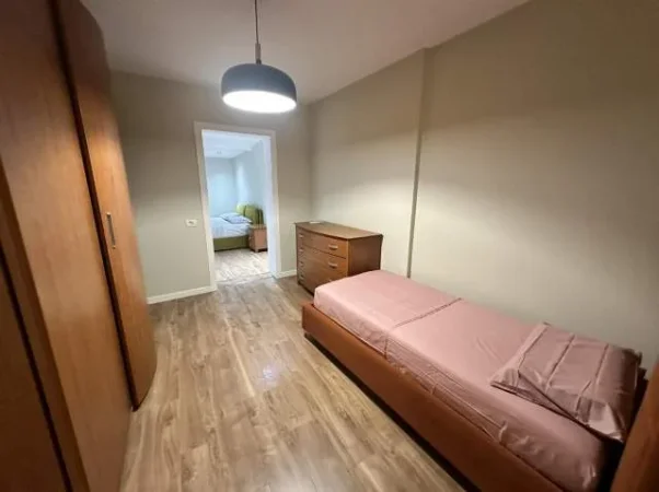 Tirane, jap me qera apartament 3+1+verande  Kati 2,  700 Euro (Rruga e Kavajes)