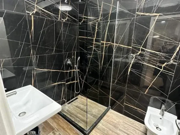 Tirane, jap me qera apartament 3+1+verande  Kati 2,  700 Euro (Rruga e Kavajes)