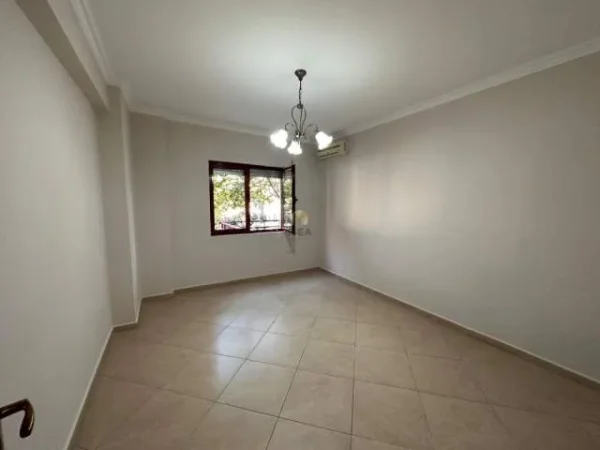 Tirane, jap me qera zyre Kati 3, 100 m² 800 Euro (ne Rrugen e Kavajës pranë Kishes Ortodokse)