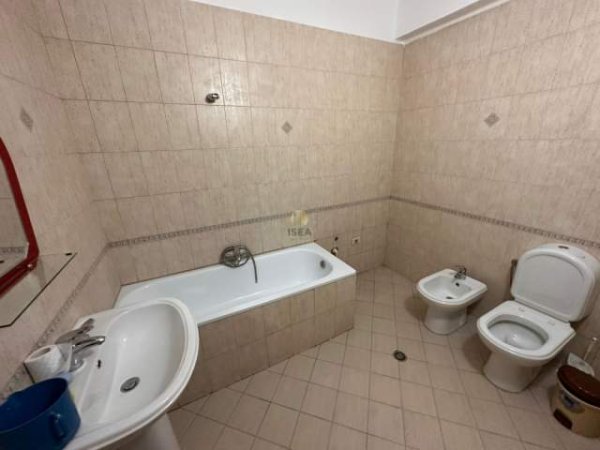 Tirane, jap me qera zyre Kati 3, 100 m² 800 Euro (ne Rrugen e Kavajës pranë Kishes Ortodokse)