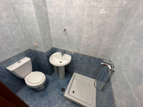 Tirane, jap me qera zyre Kati 3, 100 m² 800 Euro (ne Rrugen e Kavajës pranë Kishes Ortodokse)