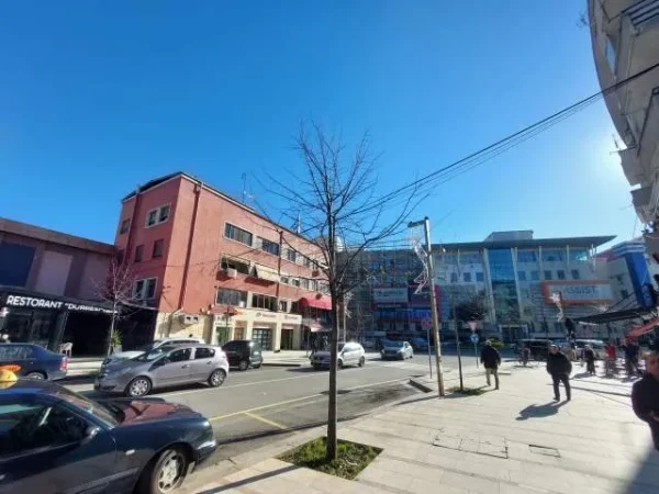 !!Dhene!!Durres, jepet me qera ambjent biznesi Kati 1, 114 m²  (Perballe FlagShip, ne krah te OTP Bank)