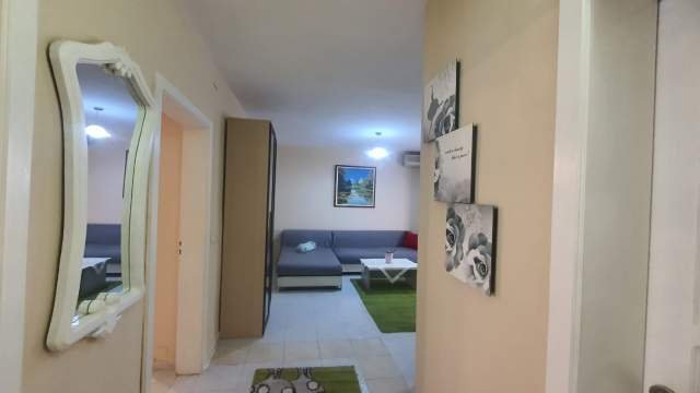 Tirane, jepet me qera apartament 2+1 450 Euro prane Restorant Durresit