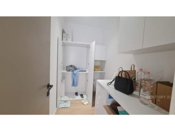 Tirane, shitet ambjent biznesi Kati 3, 130 m² 375.000 Euro (ish bllok)