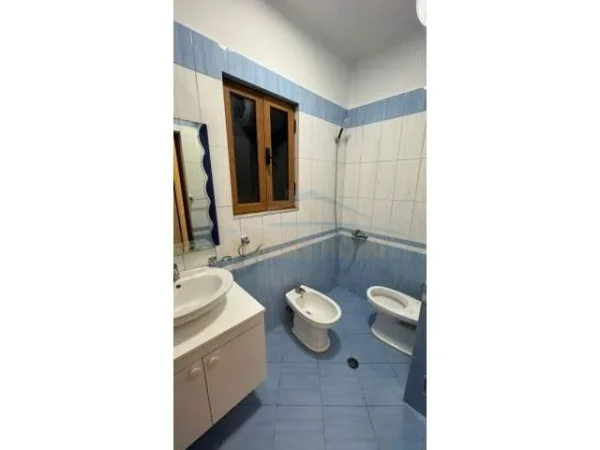 Tirane, jepet me qera apartament 3+1 Kati 1, 134 m² 800 Euro (Don Bosko)