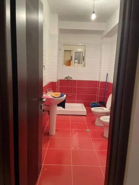 Tirane, jepet me qera apartament Kati 3, 135 m² 600 Euro (Rr Tom Plezha)