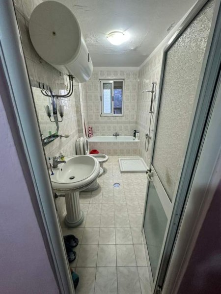 Tirane, shitet apartament 2+1 Kati 3, 75 m² 80.000 Euro