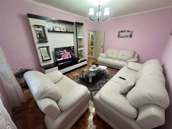 Tirane, shitet apartament 2+1 Kati 3, 75 m² 80.000 Euro