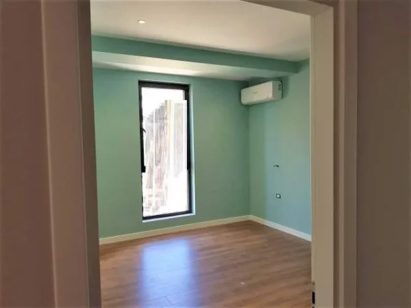 Tirane, jepet me qera zyre Kati 4, 110 m² 850 Euro (rruga e barrikadave)