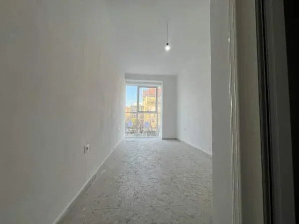 Tirane, ofert zyre Kati 1, 20 m² 350 Euro (rruga e dibres)