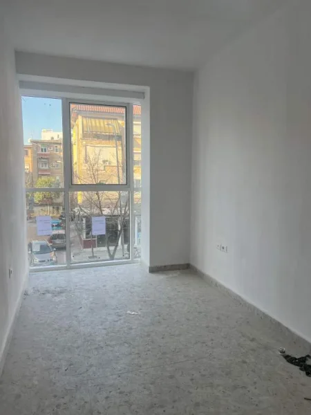 Tirane, ofert zyre Kati 1, 20 m² 350 Euro (rruga e dibres)