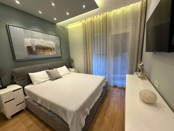 Tirane, jepet me qera apartament 2+1 Kati 1, 900 Euro (Kopshti Botanik)