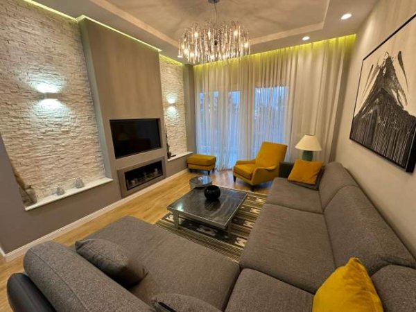 Tirane, jepet me qera apartament 2+1 Kati 1, 900 Euro (Kopshti Botanik)