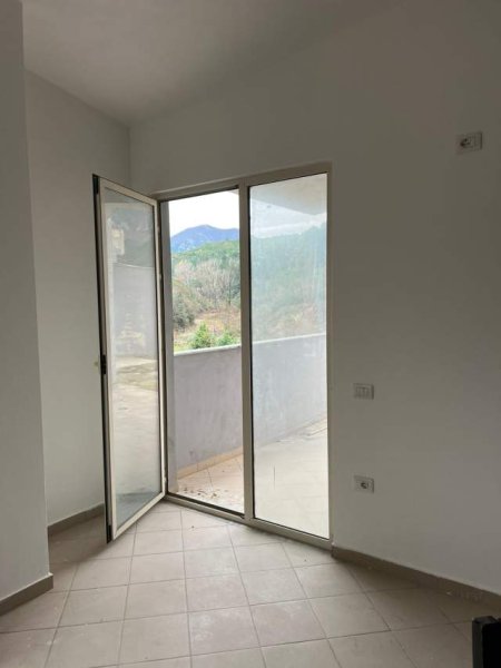 Tirane, jepet me qera Kati 5, 130 m² 35.000 Leke (Fresk)