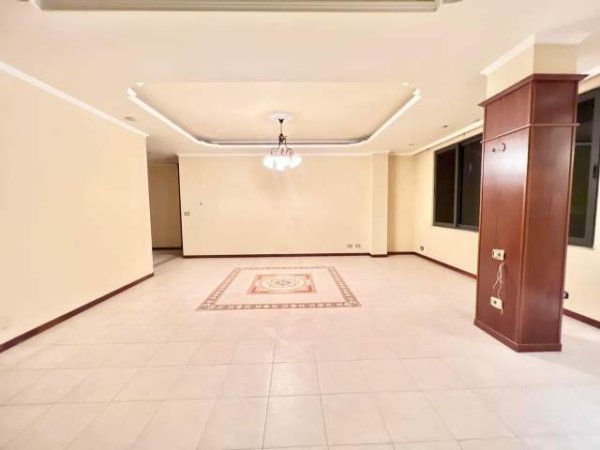 Tirane, shitet apartament 150 m² 235.000 Euro